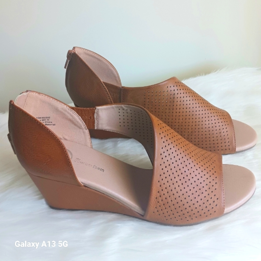 Journee Collection NWT Women's Aretha Wedge Cognac Sz WD 11